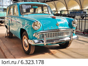 "Москвич-423" (база модели 402) на выставке "Автомобильная промышленность" на ВДНХ, Москва (2014 год). Редакционное фото, фотограф Алёшина Оксана / Фотобанк Лори