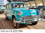 "Москвич-423" (база модели 402) на выставке "Автомобильная промышленность" на ВДНХ (2014 год). Редакционное фото, фотограф Алёшина Оксана / Фотобанк Лори