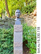 Бюст ученого Хенрика Стеффенса в Ставангере, Норвегия. Скульптор Hugo Frank Wathne, 1995 г. (2014 год). Редакционное фото, фотограф Иван Марчук / Фотобанк Лори
