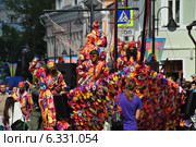 "Цветочный корабль" уличного театра "Огненные люди" на Пятницкой улице во время фестиваля в Москве (2014 год). Редакционное фото, фотограф lana1501 / Фотобанк Лори