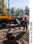 Ремонтная бригада осуществляет демонтаж чугунной задвижки (2014 год). Редакционное фото, фотограф Andrey Michurin / Фотобанк Лори