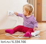 Toddler playing with extension cord and outlet. Стоковое фото, фотограф Яков Филимонов / Фотобанк Лори
