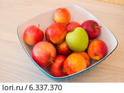Fruits in the bown on table. Стоковое фото, фотограф Elnur / Фотобанк Лори