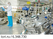 pharmaceutical industry worker. Стоковое фото, фотограф Дмитрий Калиновский / Фотобанк Лори