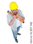 Nervous man holding spirit-level. Стоковое фото, фотограф Phovoir Images / Фотобанк Лори