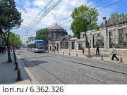 Стамбул, Турция. Современный трамвай Bombardier Flexity Swift на линии T1 около мавзолея султана Махмуда II на улице Диван Йолу. (2008 год). Редакционное фото, фотограф Михаил Марковский / Фотобанк Лори