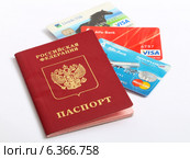 Заграничный паспорт гражданина Российской Федерации и три кредитные карты на светлом фоне (2014 год). Редакционное фото, фотограф Артём Крылов / Фотобанк Лори