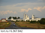 Никитский мужской монастырь (Переславль-Залесский). Дорога от Синего камня (2014 год). Редакционное фото, фотограф Александр Замараев / Фотобанк Лори
