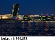 Развод Троицкого моста в Санкт-Петербурге (2014 год). Редакционное фото, фотограф Михаил Рыбачек / Фотобанк Лори
