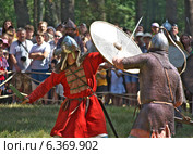 Бой двух воинов, фестиваль исторической реконструкции "Гнездово" (2014 год). Редакционное фото, фотограф Вячеслав Палес / Фотобанк Лори