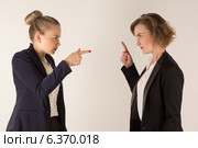 Две деловые женщины ругаются. Стоковое фото, фотограф Эльвира Гумирова / Фотобанк Лори