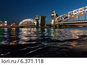 Развод Большеохтинского моста в Санкт-Петрбурге (2014 год). Редакционное фото, фотограф Михаил Рыбачек / Фотобанк Лори