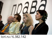 Надежда Толоконникова, Мария Алёхина, Петр Верзилов на презентации правозащитных проектов участниц Pussy Riot "Зона Права" в галерее Марата Гельмана на Винзаводе. Редакционное фото, фотограф Николай Винокуров / Фотобанк Лори