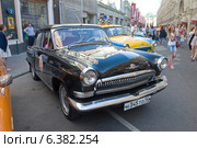 Советский ретроавтомобиль черная "Волга" ГАЗ-21 на ретроралли Gorkyclassic около ГУМа, Москва, вид спереди (2014 год). Редакционное фото, фотограф Малышев Андрей / Фотобанк Лори
