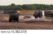 Российские армейские автомобили КАМАЗ (в том числе КАМАЗ "Выстрел") преодолевают водоем на армейском полигоне (2014 год). Редакционное видео, видеограф Арташес Оганджанян / Фотобанк Лори