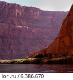 River flowing through a canyon, Glen Canyon National Recreation Area, Colorado River Float Trip, Colorado River, Arizona-Utah, USA. Стоковое фото, агентство Ingram Publishing / Фотобанк Лори