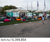 Люди отдыхают  в бесплатной зоне Wi-Fi,Лужники,Москва (2014 год). Редакционное фото, фотограф Алексей Голубович / Фотобанк Лори