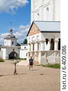 Крыльцо Успенского собора. Ворота. Соборная площадь. Ростов (2014 год). Редакционное фото, фотограф Александр Щепин / Фотобанк Лори
