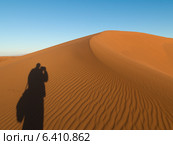 Shadow of a person on Erg Chegaga Dunes in Sahara Desert, Souss-Massa-Draa, Morocco. Стоковое фото, агентство Ingram Publishing / Фотобанк Лори