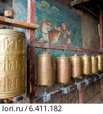 Prayer wheels in Sera Monastery, Lhasa, Tibet, China. Стоковое фото, агентство Ingram Publishing / Фотобанк Лори