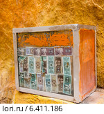 Close-up of a donation box with currency notes in Drepung Monastery, Lhasa, Tibet, China. Стоковое фото, агентство Ingram Publishing / Фотобанк Лори