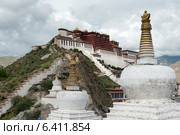 Stupas with Potala Palace in the background, Lhasa, Tibet, China (2012 год). Стоковое фото, агентство Ingram Publishing / Фотобанк Лори