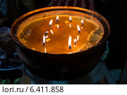Burning candles in Ani Tsangkung Nunnery, Barkhor, Lhasa, Tibet, China. Стоковое фото, агентство Ingram Publishing / Фотобанк Лори