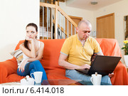 Девушка сидит на диване и расстраивается, что её друг с ноутбуком. Стоковое фото, фотограф Дарья Трофимова / Фотобанк Лори