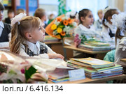 Девочка сидит на уроке и внимательно слушает учителя (2014 год). Редакционное фото, фотограф Кекяляйнен Андрей / Фотобанк Лори
