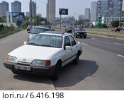 Автомобиль "Ford Sierra" с белорусскими номерами, припаркованный с частичным заездом на тротуар (2012 год). Редакционное фото, фотограф Дмитрий Абушкин / Фотобанк Лори