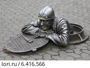 Памятник сантехнику на улице Ленина в Омске (2014 год). Редакционное фото, фотограф Алексей Гусев / Фотобанк Лори