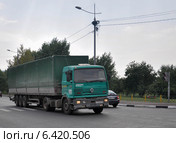 Грузовой автомобиль (фура) Renault Gamme с тентовым полуприцепом (2012 год). Редакционное фото, фотограф Дмитрий Абушкин / Фотобанк Лори
