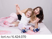 Мама и трехлетняя дочка веселятся в кровати. Стоковое фото, фотограф Иванов Алексей / Фотобанк Лори