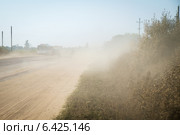 Облако пыли на дороге (2014 год). Стоковое фото, фотограф Антон Каменский / Фотобанк Лори