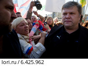 Активисты в поддержку Донецкой республики и Новороссии нападают на Сергея Сергеевича Митрохина, политика, председателя партии "Яблоко" на Пушкинской площади перед началом оппозиционного Марша за мир в центре города Москвы 21 сентября 2014. Редакционное фото, фотограф Николай Винокуров / Фотобанк Лори