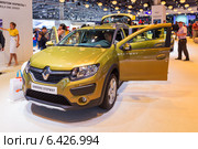Renault Sandero Stepway. Московский международный автомобильный салон 2014. Редакционное фото, фотограф Сергей Лаврентьев / Фотобанк Лори
