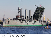 Санкт-Петербург. Буксировка крейсера "Аврора" для планового ремонта в Кронштадт (2014 год). Редакционное фото, фотограф Александр Тарасенков / Фотобанк Лори