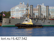 Санкт-Петербург. Подготовка крейсера "Аврора" к буксировке в для планового ремонта в Кронштадт (2014 год). Редакционное фото, фотограф Александр Тарасенков / Фотобанк Лори