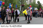Таймлапс. Люди на параде идут по центральной улице (2014 год). Редакционное видео, видеограф Кекяляйнен Андрей / Фотобанк Лори