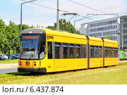 Трамвай Bombardier NGT D8 DD, Дрезден, Германия (2014 год). Редакционное фото, фотограф Art Konovalov / Фотобанк Лори