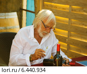 ierre Richard autographing bottles at his winery (2014 год). Редакционное фото, фотограф Яков Филимонов / Фотобанк Лори