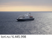 Моторная многопалубная яхта и море на закате. Стоковое фото, фотограф Вадим Хомяков / Фотобанк Лори