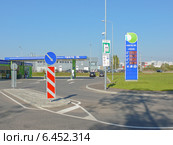 Заправка Несте. Стойка с ценами на бензин (2014 год). Редакционное фото, фотограф Шевцова Анна / Фотобанк Лори