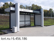 Новая автобусная остановка в городе Новосибирске, Россия (2014 год). Редакционное фото, фотограф Сергей Суслов / Фотобанк Лори