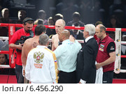 Бой между чемпионом Мира по версии WBC, Кшиштофом Влодарчиком и чемпионом Европы, Григорием Дроздом. Начало поединка (2014 год). Редакционное фото, фотограф Дмитрий Неумоин / Фотобанк Лори