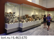 Туристы в археологическом музее в Ираклионе, Крит, Греция (2014 год). Редакционное фото, фотограф Алексей Гусев / Фотобанк Лори