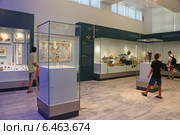 Зал с экспонатами в археологическом музее в Ираклионе, Крит, Греция (2014 год). Редакционное фото, фотограф Алексей Гусев / Фотобанк Лори