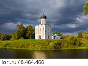 Церковь Покрова Пресвятой Богородицы на реке Нерли. Владимирская область. Боголюбово. Россия (2014 год). Редакционное фото, фотограф Сергей Лаврентьев / Фотобанк Лори