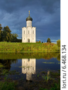 Церковь Покрова на Нерли. Боголюбово. Россия (2014 год). Редакционное фото, фотограф Сергей Лаврентьев / Фотобанк Лори