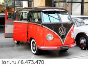 Автомобиль Volkswagen Transporter в Центре классических автомобилей Classic Remise, Берлин (2014 год). Редакционное фото, фотограф Art Konovalov / Фотобанк Лори